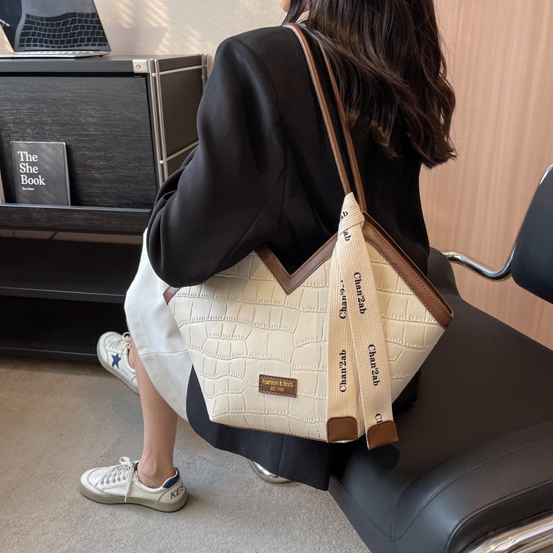 2023 European and American New Fashion Women's Small Design Shoulder Bag Elegant Large Capacity Tote Bag Dropshipping