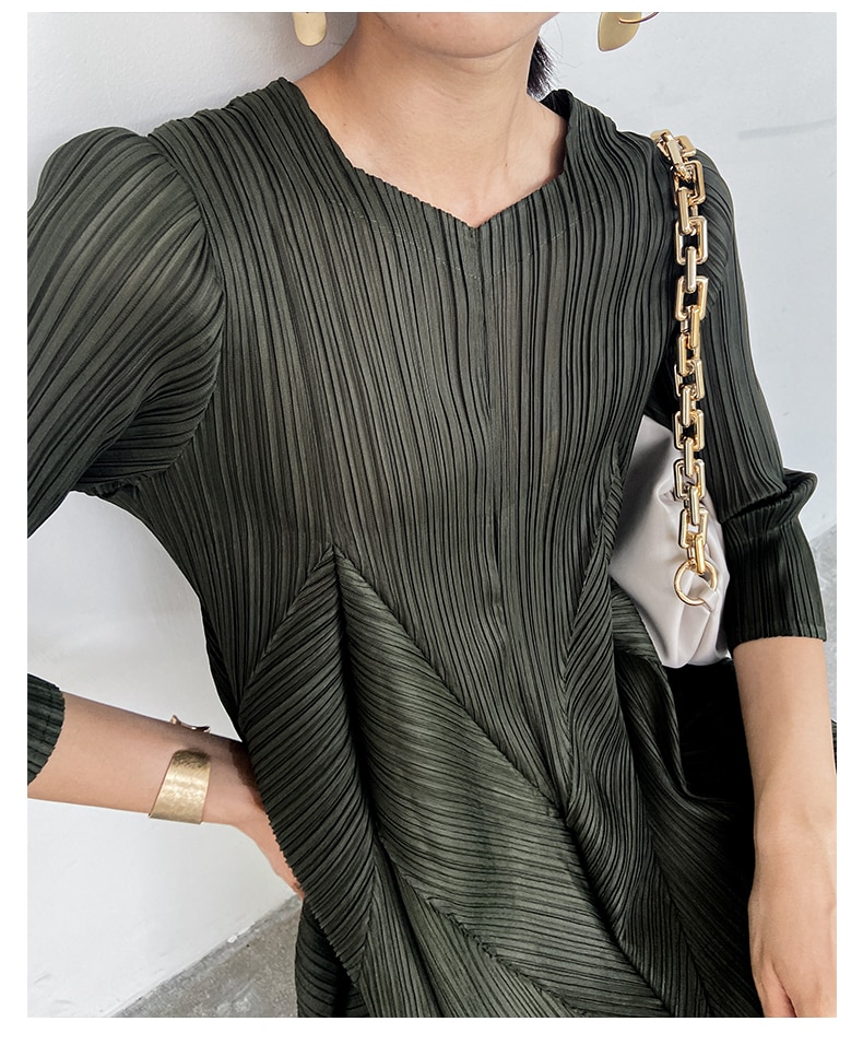 The new  Autumn Instagram-inspired Miyake pleated V-neck fashion European Street slimming mid-length dress - imaget 11