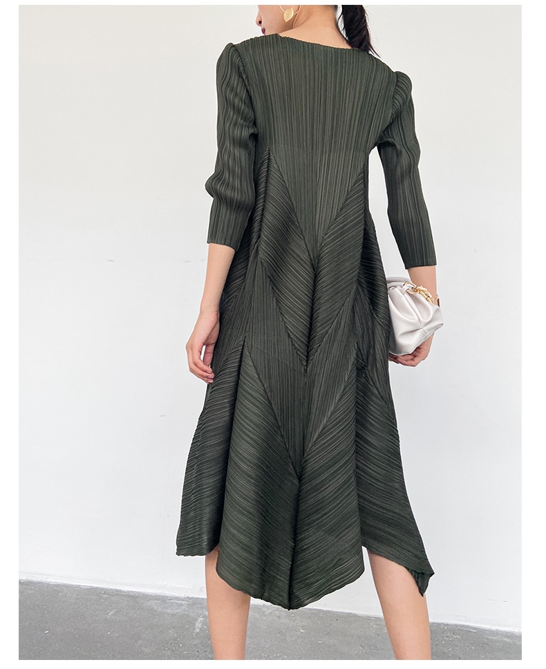 The new  Autumn Instagram-inspired Miyake pleated V-neck fashion European Street slimming mid-length dress - imaget 12