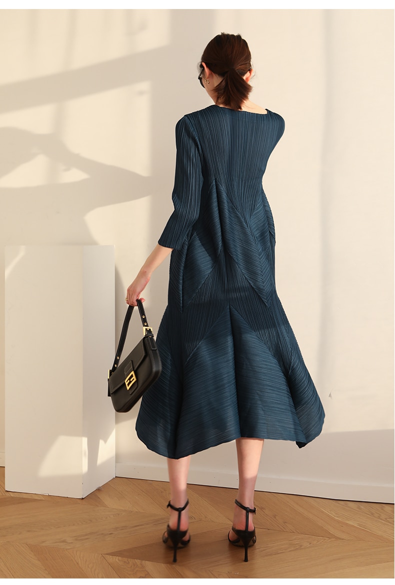 The new  Autumn Instagram-inspired Miyake pleated V-neck fashion European Street slimming mid-length dress - imaget 6
